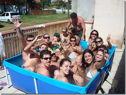 piscina thumb Cuando aprieta el calor cualquier sitio es bueno para ba&ntilde;arse