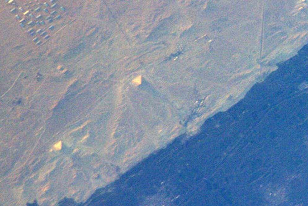 Imagen espacial de las pirámides de Egipto, al atardecer, publicada en Twitter por el astronauta japonés Soichi Noguchi.
